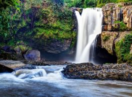 Tegenungan Water fall 